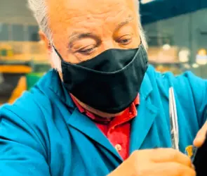 Gustavo, uno de los pocos peluqueros en CDMX que quedan