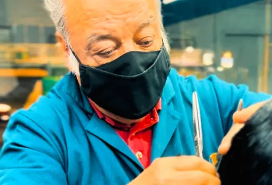 Gustavo lleva más de 60 años trabajando en su peluquería.