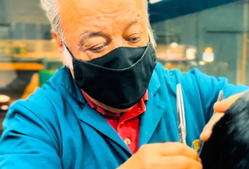 Gustavo lleva m&aacute;s de 60 a&ntilde;os trabajando en su peluquer&iacute;a.