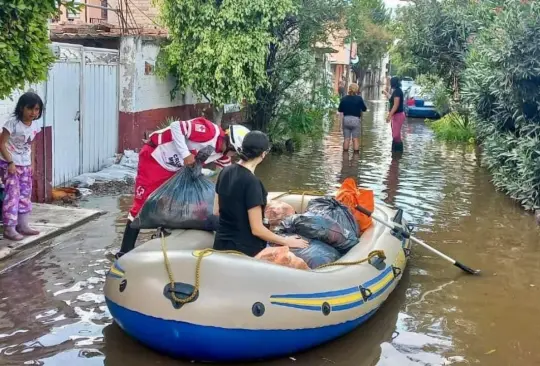 Los vecinos se siguen transportando en lanchas debido a las inundaciones