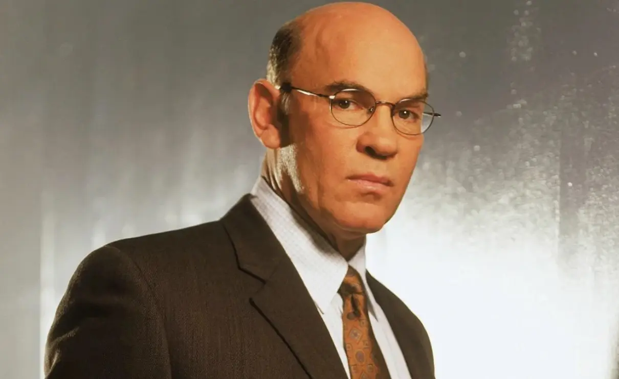 Mitch Pileggi interpretó al Asistente del Director Walter S. Skinner.