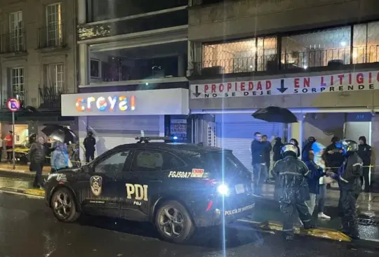 Policías acordonaron el área para el levantamiento de los cuerpos.