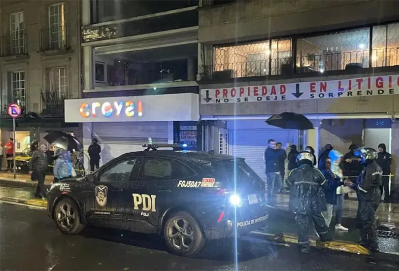 Polic&iacute;as acordonaron el &aacute;rea para el levantamiento de los cuerpos.