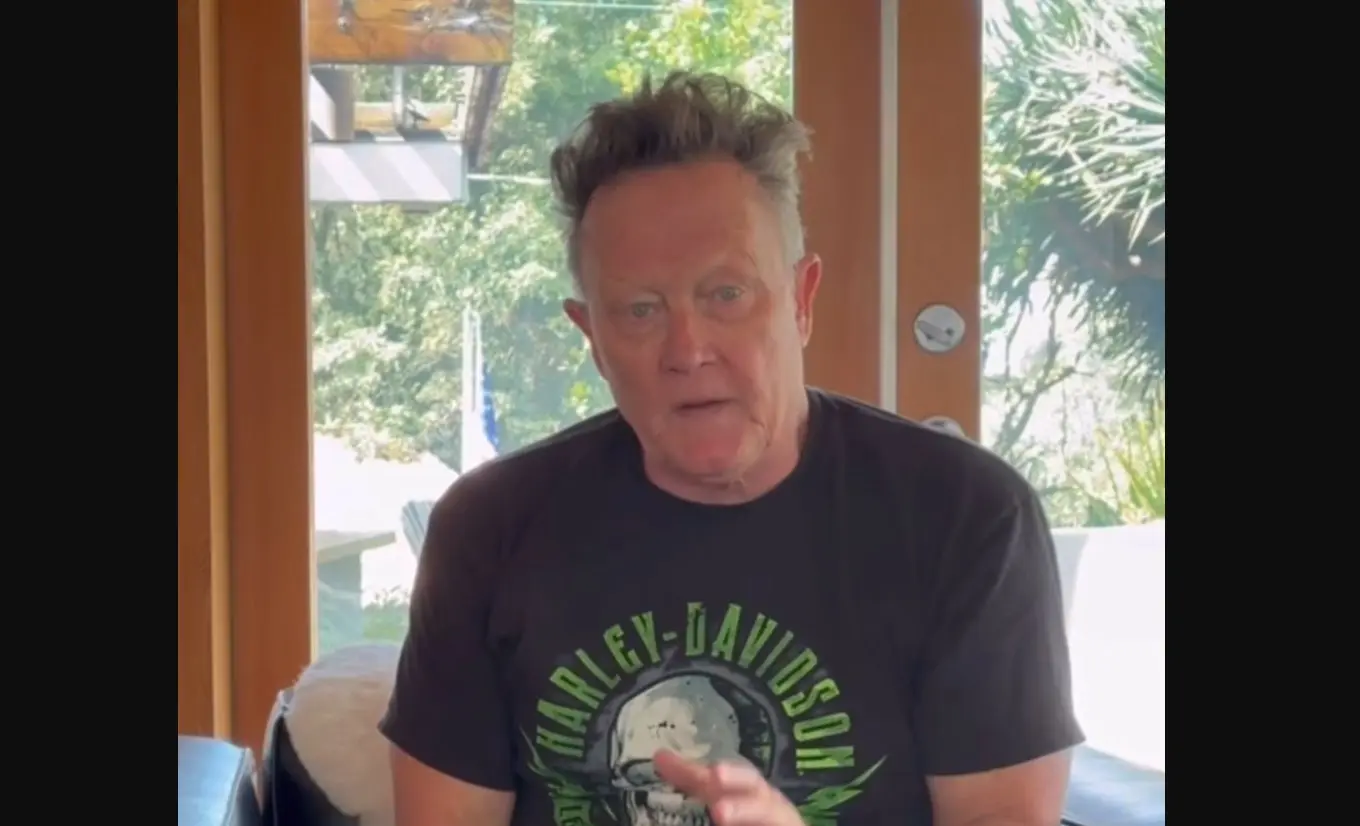 Ahora tiene 65 años, está casado con Barbara Patrick y tienen 2 hijos. Ha participado en series como 'Peacemaker', 'The Walking Dead' y 'Scorpion'.