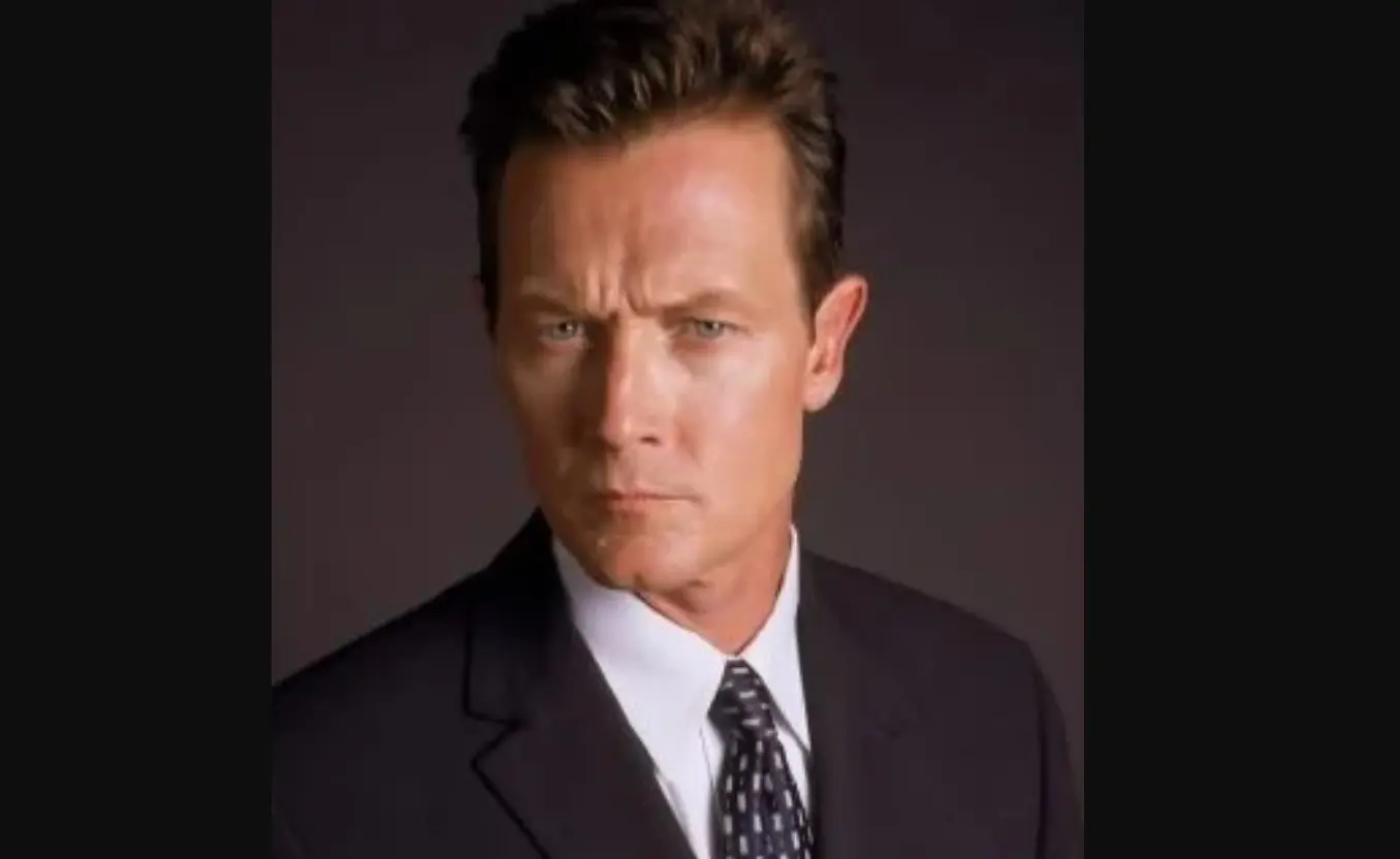 Robert Patrick interpretó al Agente Especial John Doggett.
