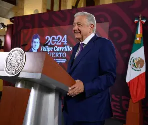 AMLO se burla de Krauze por decir que México se convertirá en una monarquía 