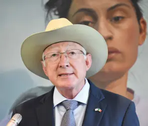 Ken Salazar responde a AMLO tras pausar relaciones con Embajada de EE.UU.