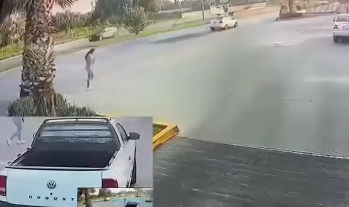 La mujer caminaba distraída sobre el lugar  Captura