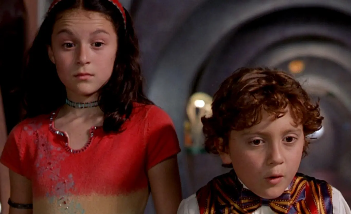 'Mini Esp&iacute;as' fue una popular pel&iacute;cula de aventuras que se estren&oacute; en 2001, protagonizada por Alexa Vega, Daryl Sabara, Antonio Banderas y Carla Gugino.<br>