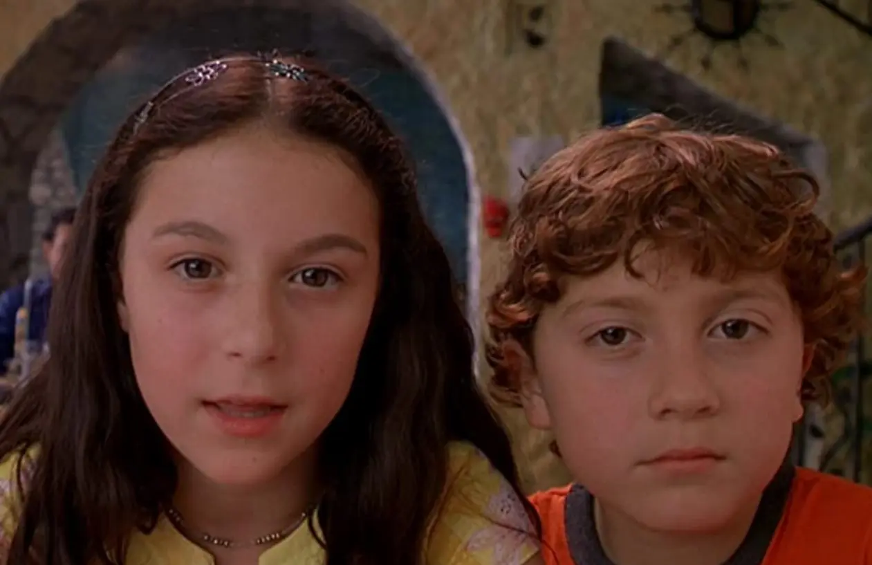 La trama gira en torno a Carmen y Juni, dos hermanos que llevan una vida ordinaria hasta que descubren que sus padres, antes de su matrimonio, eran en realidad esp&iacute;as.