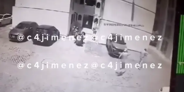 El hombre atacó al mexicano por la espalda X @c4jimenez