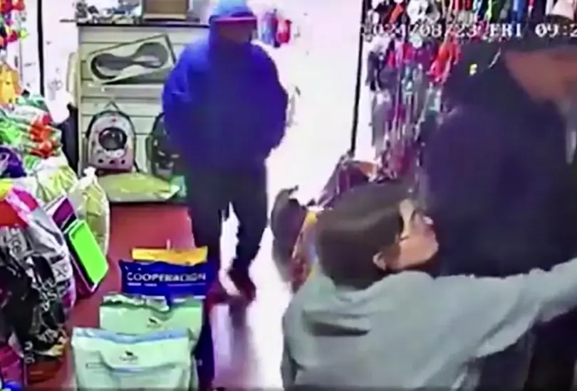 Los hechos quedaron grabados por las c&aacute;maras de seguridad del local.