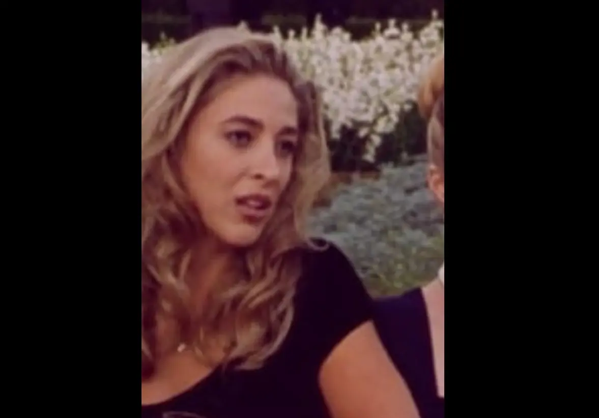 Afton Smith interpret&oacute; a otra amiga de &Uacute;rsula.