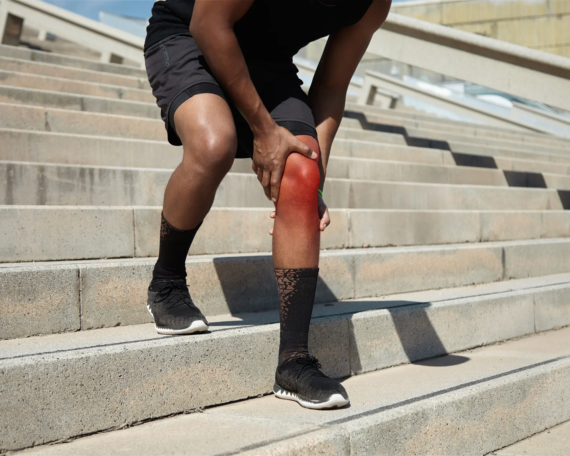 El dolor de rodilla es un problema común que afecta a personas de todas las edades Freepik