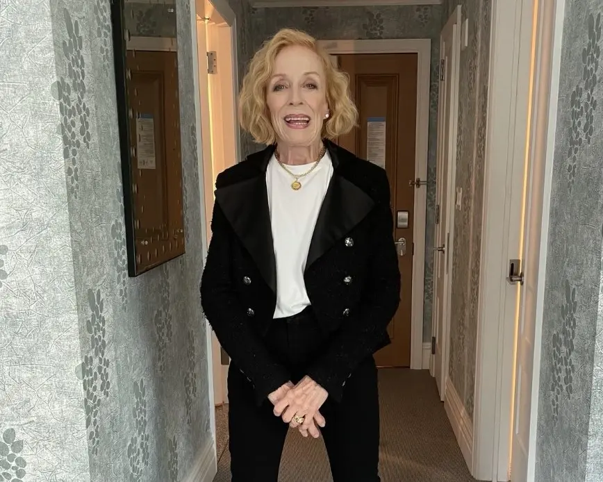 Ahora tiene 81 a&ntilde;os, ha trabajado en series como La directora y The Morning Show. Mantiene un noviazgo con la actriz Sarah Paulson, quien es 31 a&ntilde;os menor.