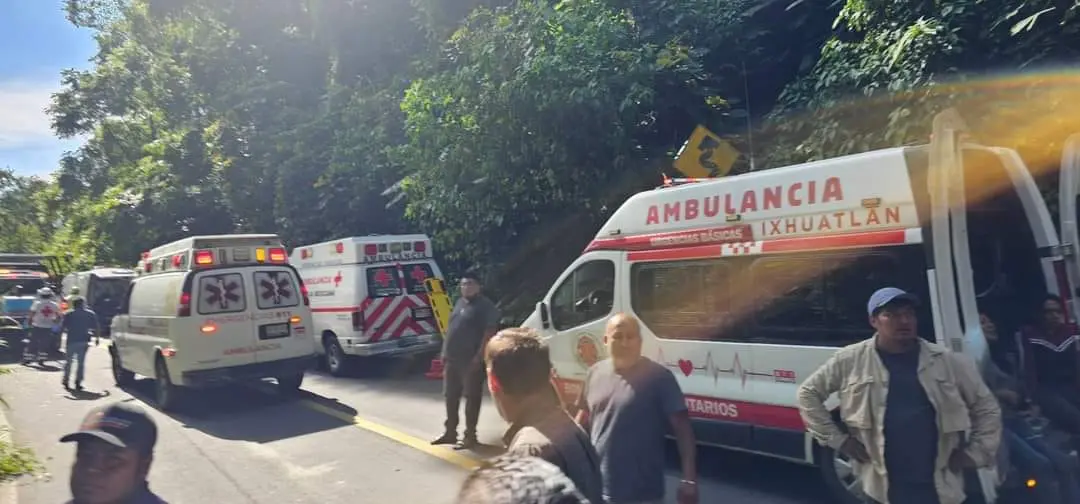 Varias ambulancias llegaron al lugar Redes