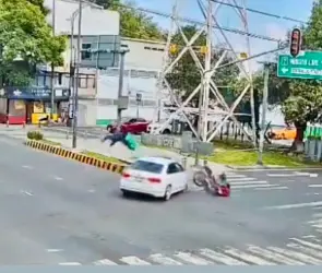 Todo por pasarse un alto: automovilista embiste a motociclista en Eje 6 Sur; se da a la fuga | VIDEO