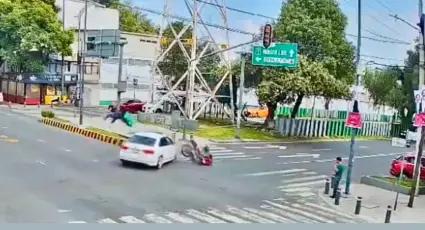 Todo por pasarse un alto: automovilista embiste a motociclista en Eje 6 Sur; se da a la fuga | VIDEO