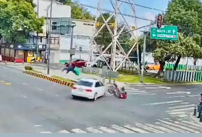 El video logro captar el momento exacto del accidente.