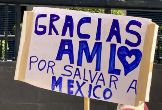 Simpatizantes del presidente demostraron su cariño durante el informe.