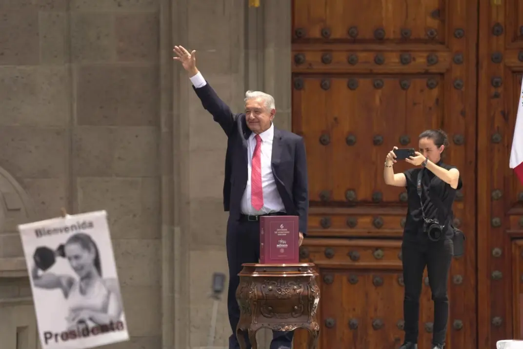 AMLO saluda a la multitud al arribar al Zócalo de la Ciudad de México. 