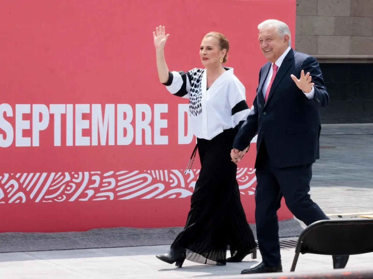 AMLO a su arribo al Zócalo de la CDMX, junto con su esposa, la Dra. Beatriz Gutiérrez Müller. 