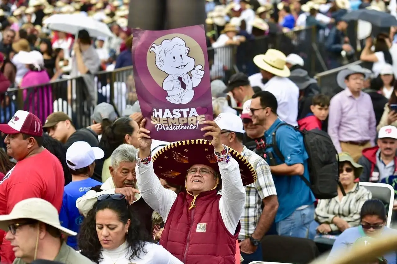 El presidente López Obrador fue despedido con varias muestras de cariño por parte de los simpatizantes. 