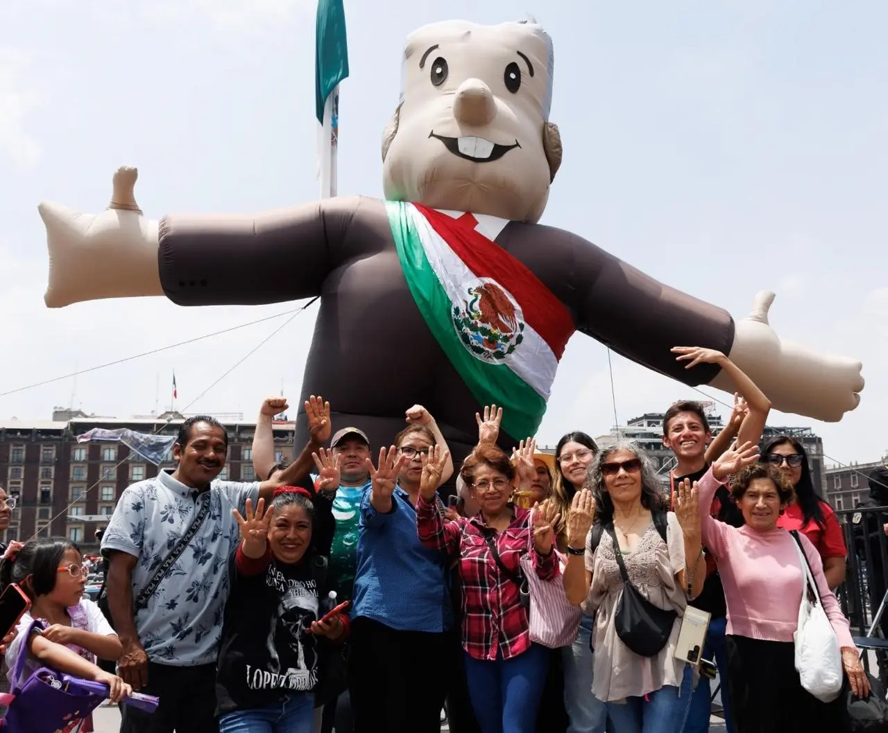 Enorme inflable de AMLO entre los asistentes que acudieron al informe.  