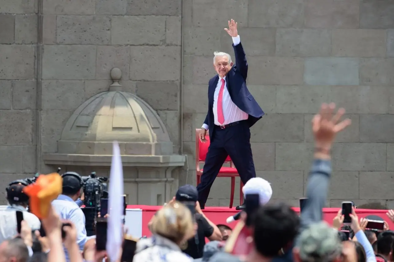 AMLO sube al templete para iniciar su sexto informe de Gobierno. 