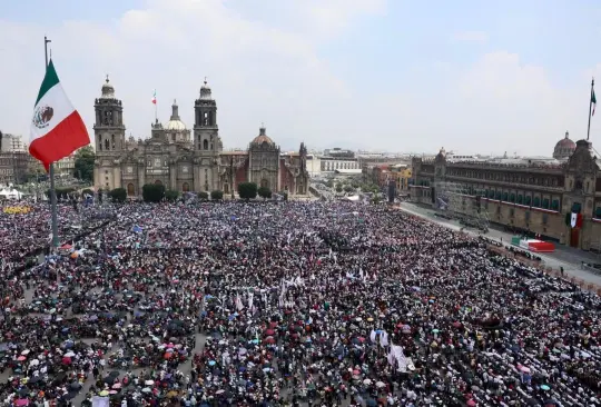 AMLO presenta su último informe de Gobierno, entre muestras de cariño de sus simpatizantes.