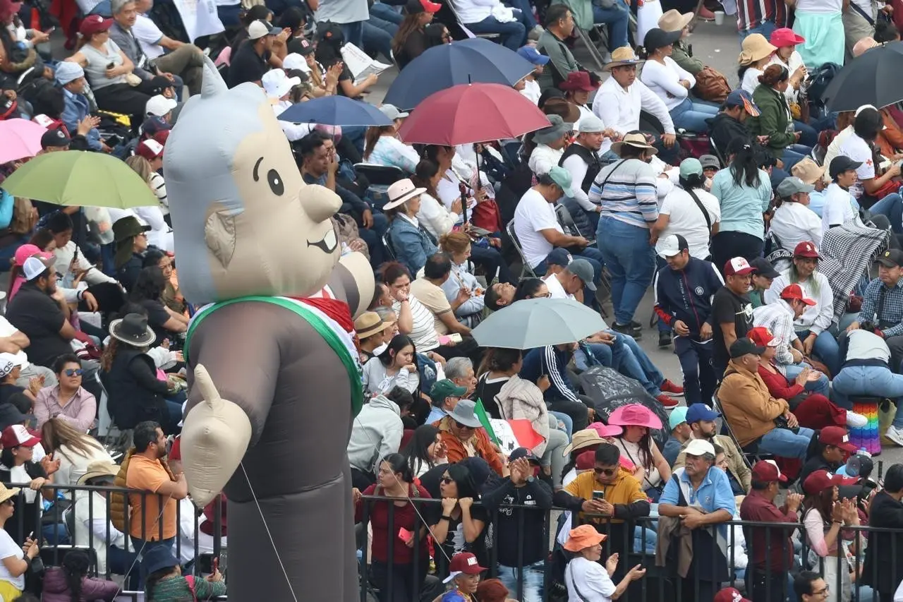 Los asistentes se dieron cita en el Zócalo de la CDMX desde las primeras horas de este 01 de septiembre. 