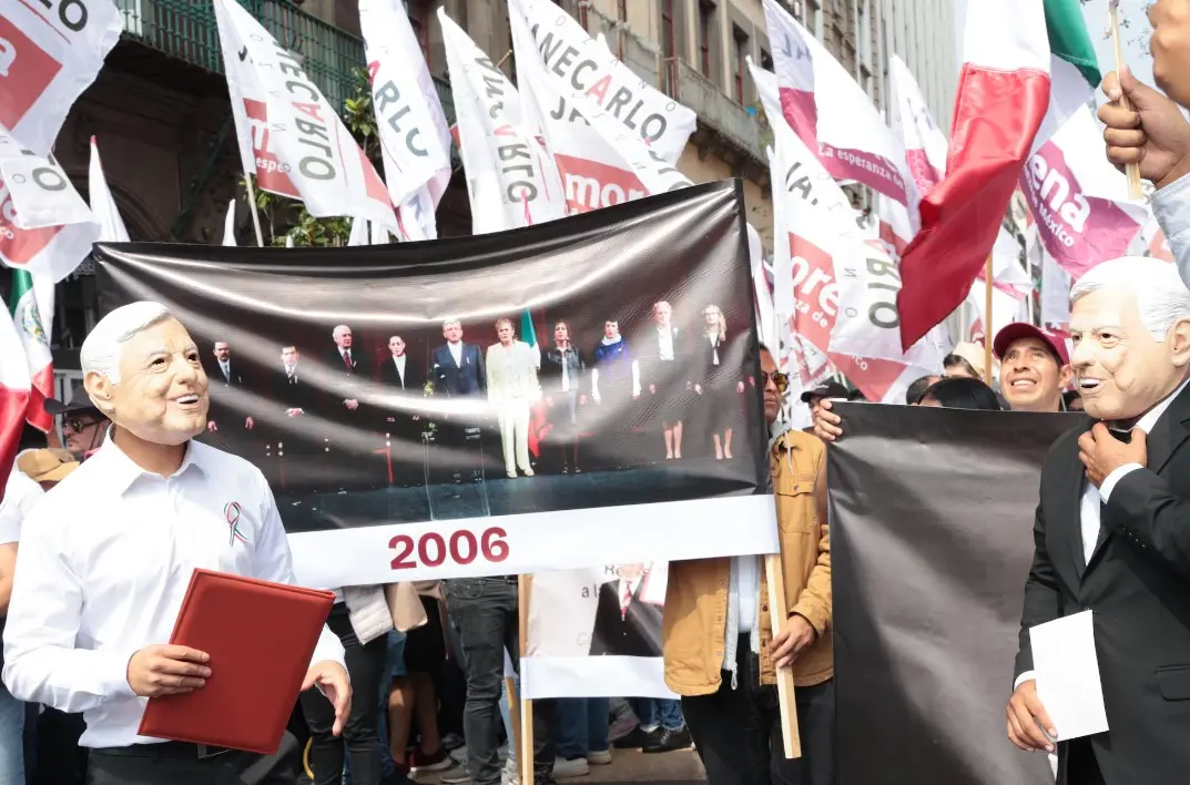 Seguidores de AMLO a su llegada a la Plaza de la Constitución 
