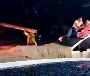 Hombre salva a una niña atrapada en auto durante fuerte tormenta | VIDEO