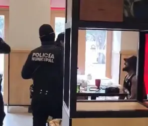 Discriminación en Vips: policías revisan a cliente sospechoso por su forma de vestir