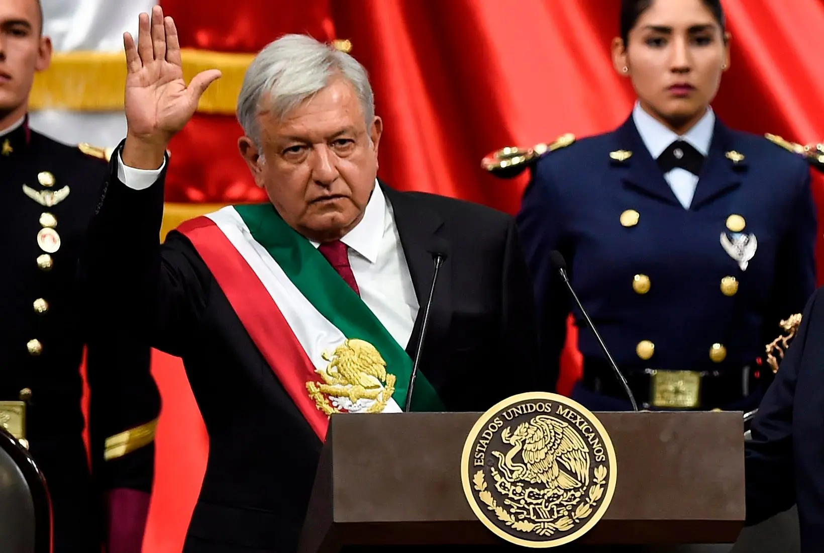 AMLO tomó protesta siendo aplaudido por varias personas Especial