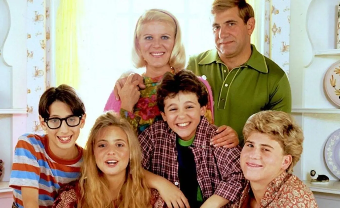 'Los a&ntilde;os maravillosos' fue una exitosa serie de comedia del a&ntilde;o 1988, aunque la trama se situaba de 1968 a 1973. La historia presenta a Kevin Arnold, un hombre adulto quien, a lo largo de los cap&iacute;tulos, recuerda los momentos de su adolescencia cuando viv&iacute;a con sus pap&aacute;s y hermanos.