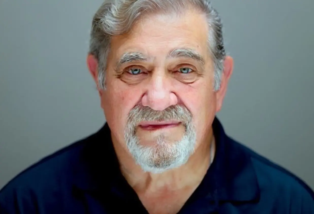 Ahora tiene 77 a&ntilde;os. Ha participado en series como 'Estaci&oacute;n 19' y 'This is Us.'