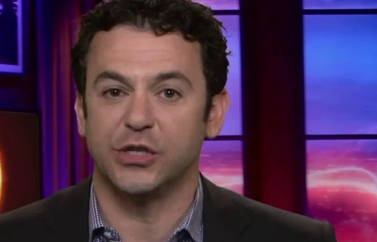 Ahora tiene 48 a&ntilde;os, est&aacute; casado con Jennifer Lynn Stone y tienen dos hijos. Ha trabajado en series como 'The Grinder' y 'Modern Family'.