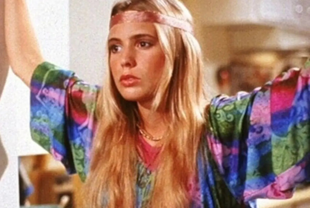Olivia d'Abo interpret&oacute; a Karen Arnold, la hermana de Kevin