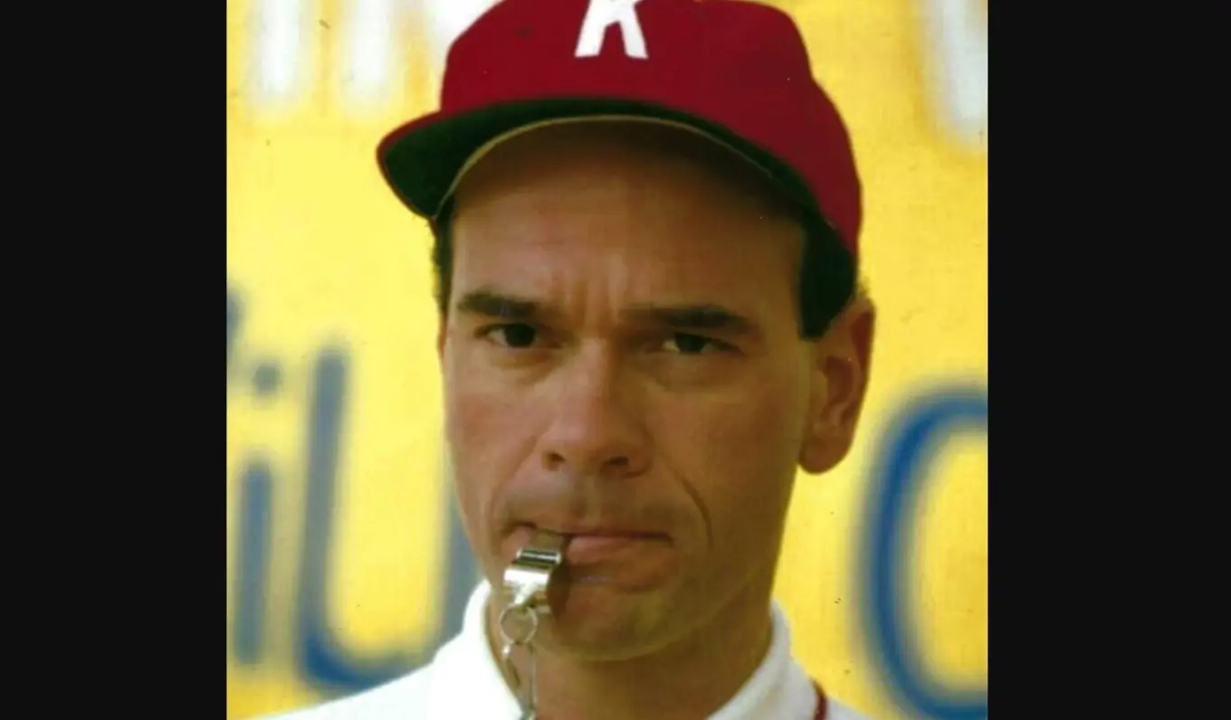 Robert Picardo interpret&oacute; al entrenador Cutlip