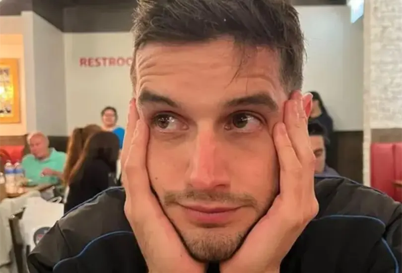 Tras su salida de La Casa de los Famosos, Adri&aacute;n Marcelo tom&oacute; un vuelo a Monterrey. 