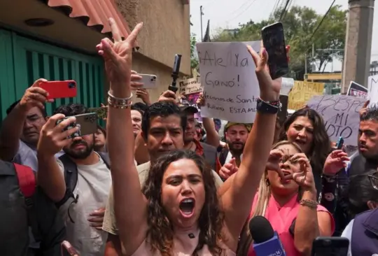 Catalina Monreal entre los manifestantes.