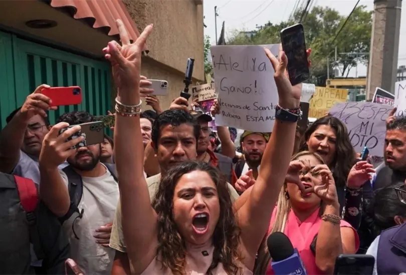 Catalina Monreal entre los manifestantes. Catalina Monreal entre los manifestantes.