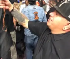 Si no es ritual: Hombre tira cenizas de amigo en concierto de Caifanes y genera polémica en redes