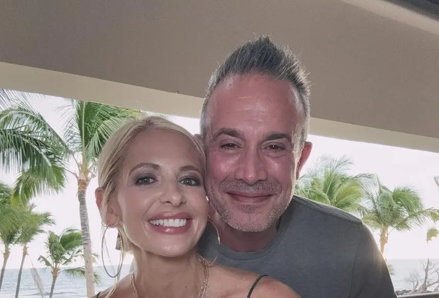 Ahora tiene 48 a&ntilde;os. Est&aacute; casado con Sarah Michelle Gellar y tienen dos hijos. Ha participado en series como Star Wars Rebels y Punky Brewster.<br>