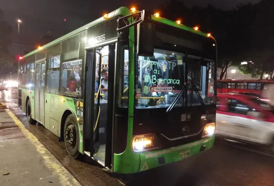 Golpean RTP nuevo que acababa de llegar a CDMX; así terminó la unidad