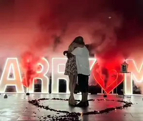 VIDEO | Mujer le propone matrimonio a su novio y se vuelve viral