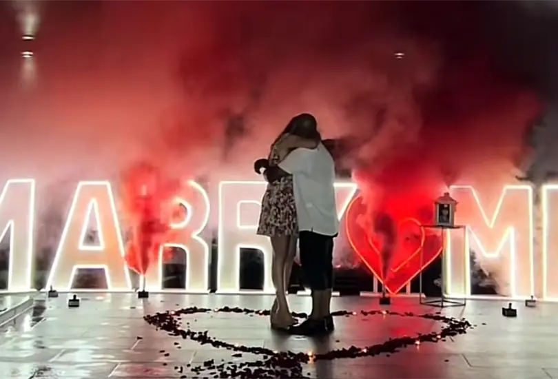Mujer le propone matrimonio a su novio y se vuelve viral