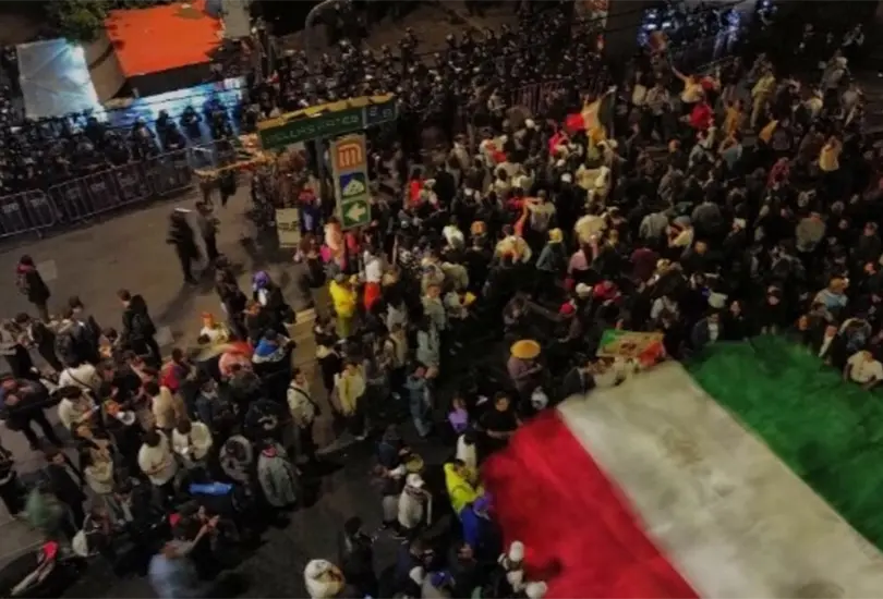 Polic&iacute;as se enfrentan con manifestantes que intentaron ingresar a la sede alterna del Senado