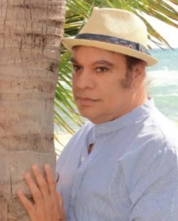 Miguel Yunes, a lo lejos, observa todo lo que ha causado su ausencia